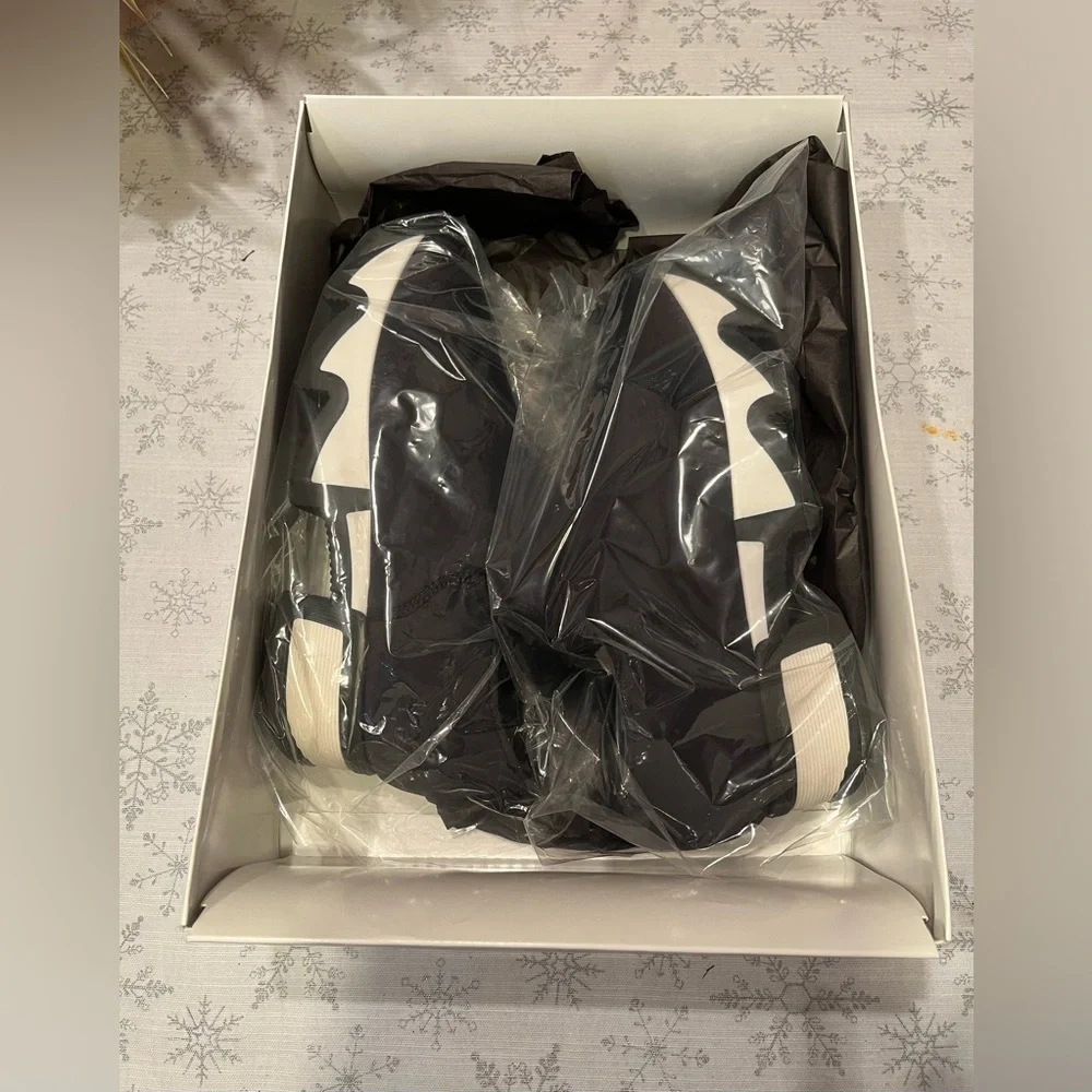 New iRi WES I Black Outline Low Top Women’s Sneaker – Size 10.5W / EU 40.5